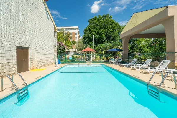 Days Inn by Wyndham Raleigh Midtown image 3